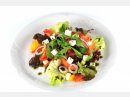 Griechischer Gemischter Gemüsesalat mit Oliven, Schafkäse, Olivenöl und Basilienkraut
