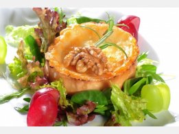 Salat mit feinem Ziegenkäse und Honig