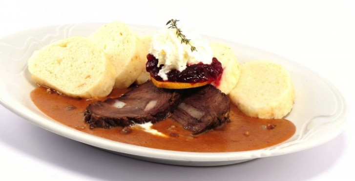  Lendenbraten mit Sahnesauce, Preiselbeeren und mit ...